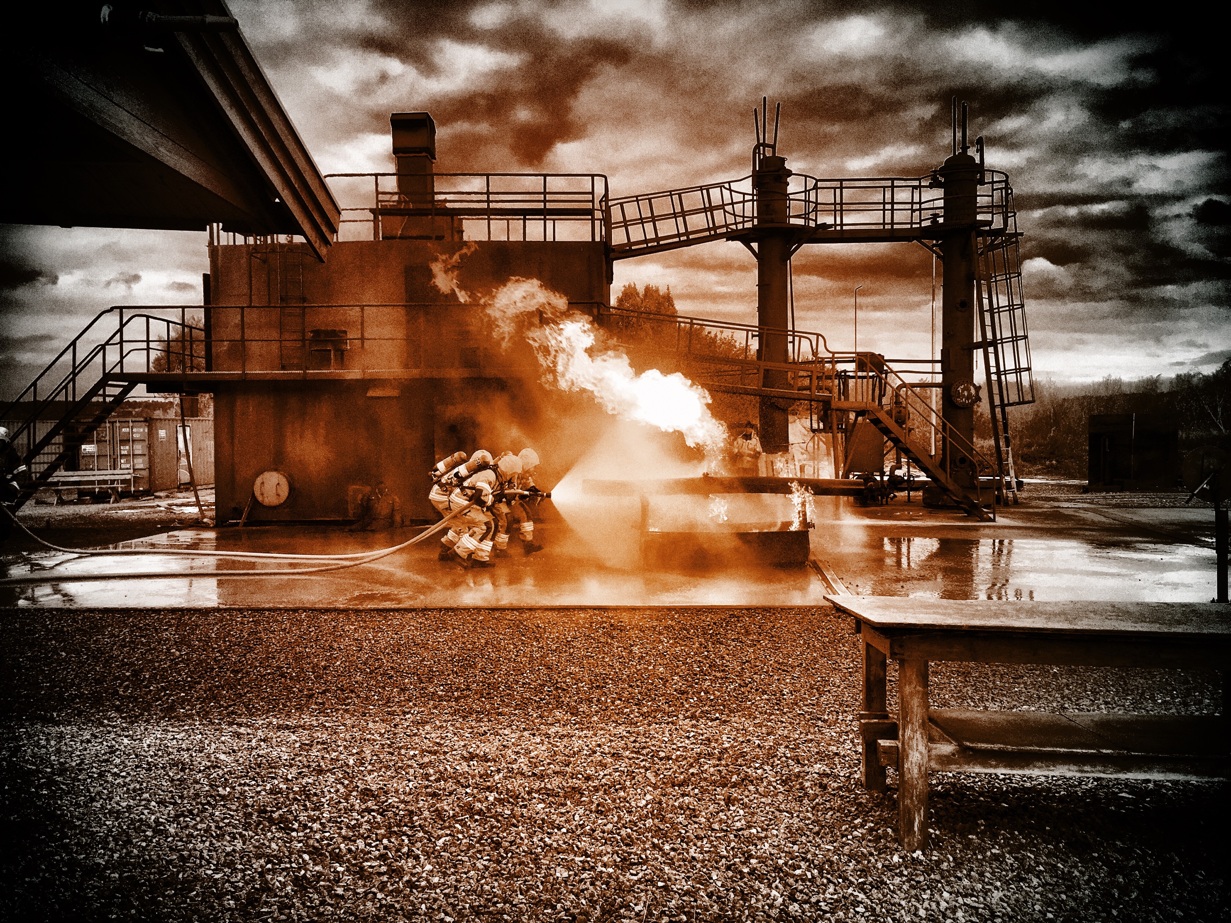 Räddningstjänsten släcker gasolbrand